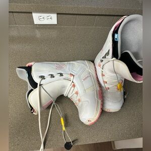 Women’s snowboards boots size 8-9